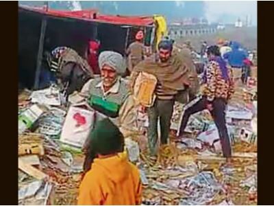 Apple-laden truck overturns in Punjab, 1,200 cartons vanish in 2 hours